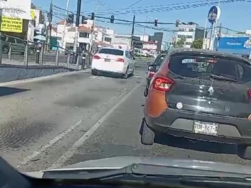 Denuncian invasión de carril en Valsequillo
