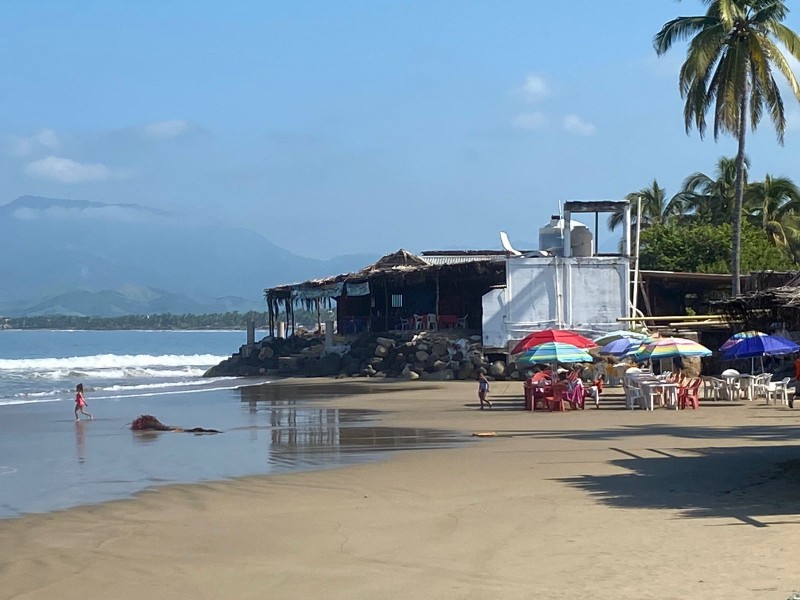 Denuncian invasión del área pública en Barra de Potosí