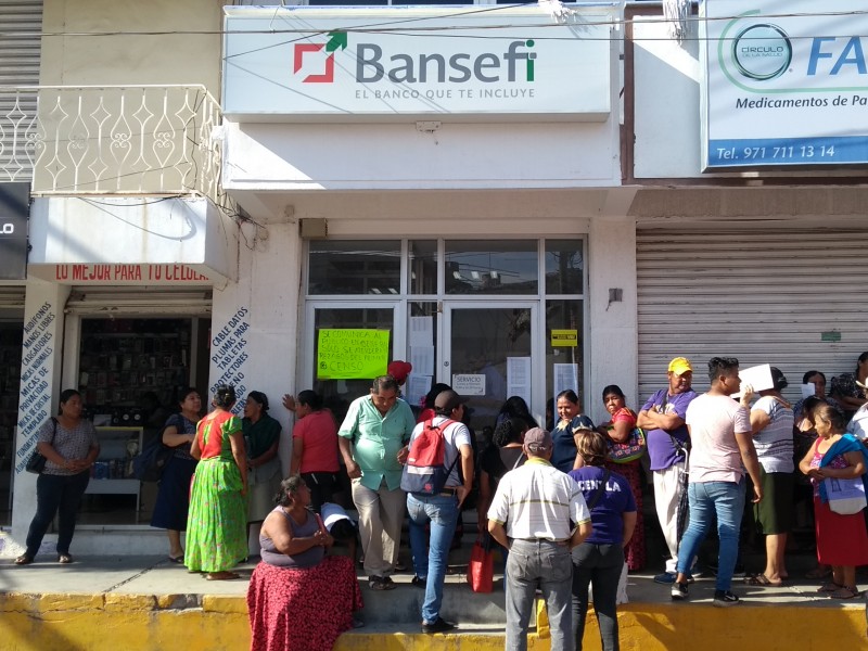 Denuncian irregularidades en la entrega de tarjetas Bansefi