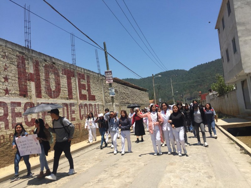 Denuncian jóvenes universitarias abusos de transportistas en San Cristóbal