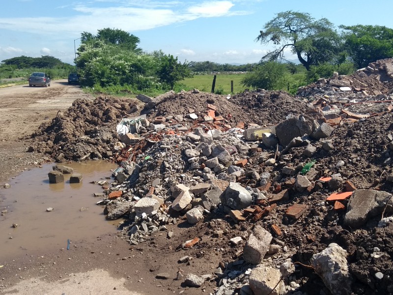 Denuncian la acumulación de escombros en canal pluvial