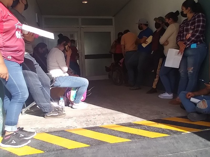 Denuncian largas filas para pruebas Covid-19 en el IMSS