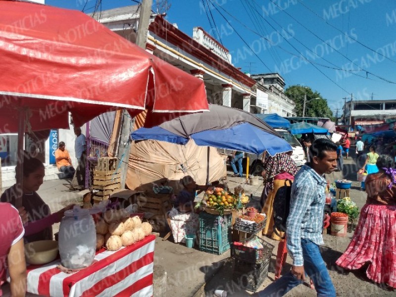 Denuncian locatarios pérdidas de hasta un 50%, por comercio informal