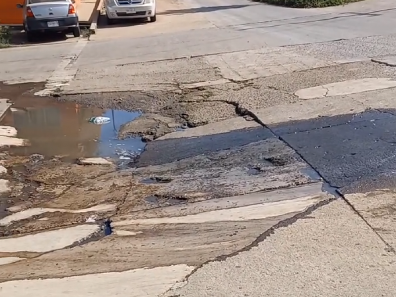 Denuncian mal estado de calle en colonia Rafael Lucio