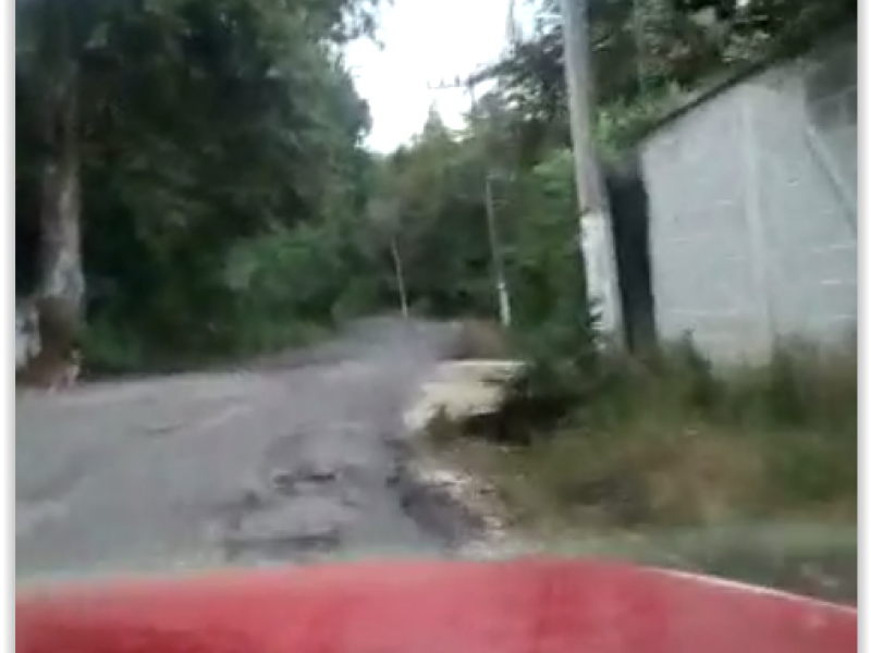 Denuncian mal estado de carretera en Xico