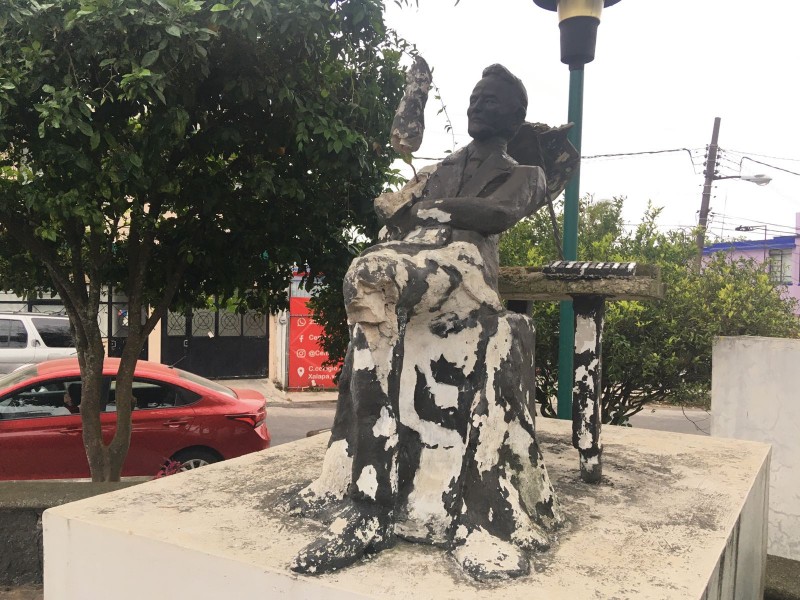 Denuncian mal estado de estatua de Agustín Lara en Xalapa
