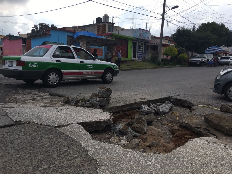 Denuncian mal estado y socavón en calles del Sumidero: Xalapa