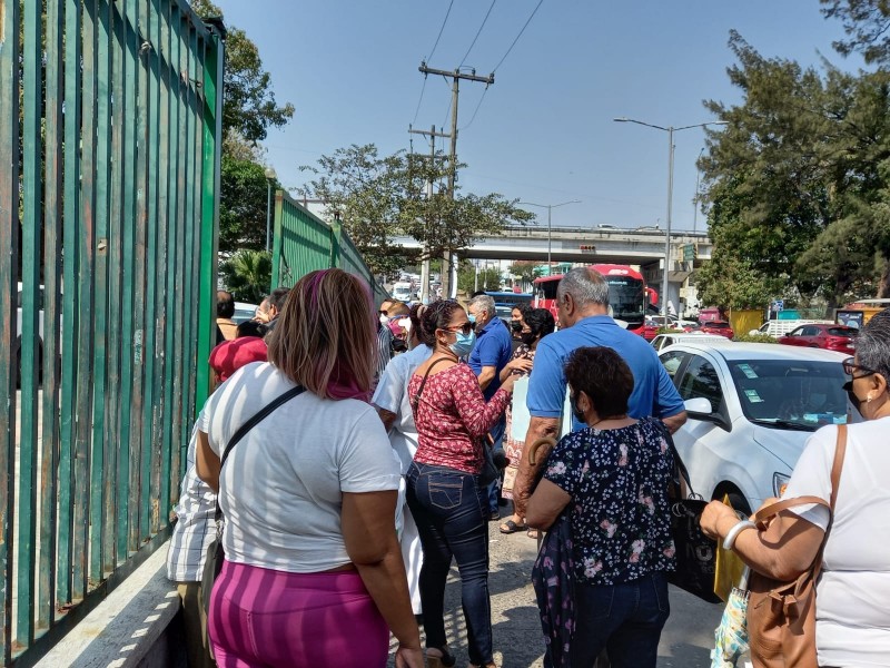 Denuncian mala organización en el pago de pensiones en Veracruz