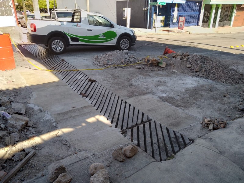 Denuncian mala reparación de rejilla en calle Bucerias
