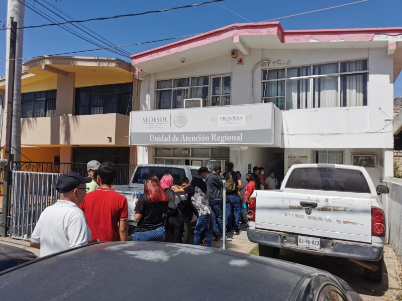 Denuncian malas atenciones en entrega de becas 