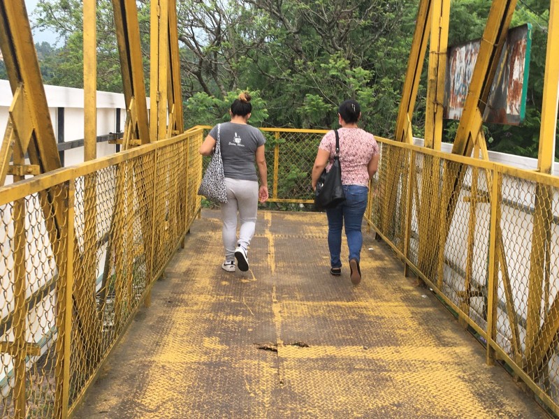 Denuncian malas condiciones de puente peatonal en Coatepec