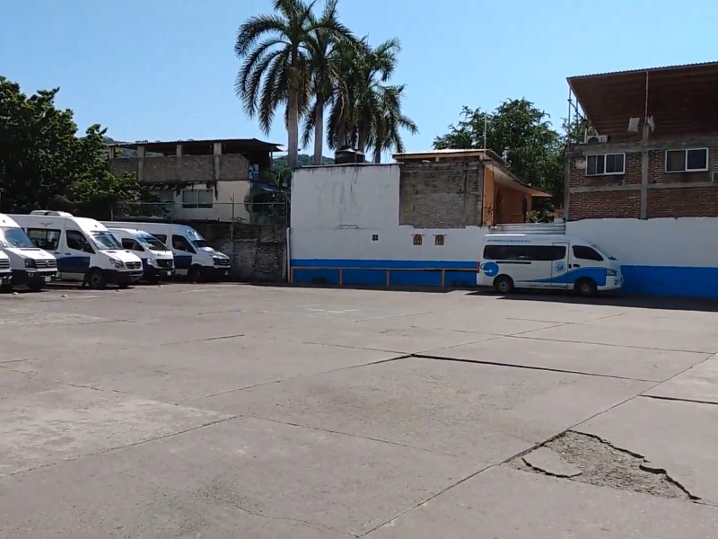 Denuncian maltrato y exceso de cobro en transporte público de Petatlán