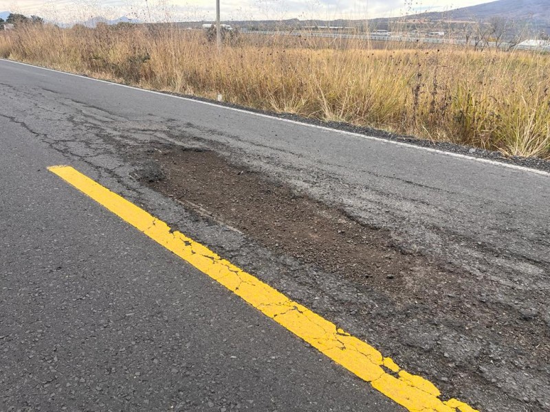 Denuncian mega bache en carretera Zamora-Ecuandureo