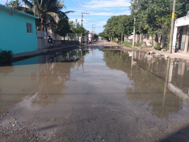 Denuncian mega fuga de aguas negras en colonia Dos Caminos