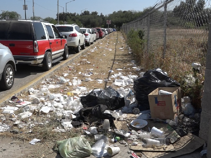 Denuncian montón de basura frente Hospital General