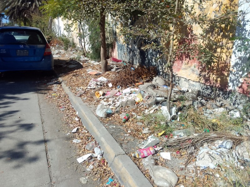 Denuncian montones de basura en la barda del Hospital General