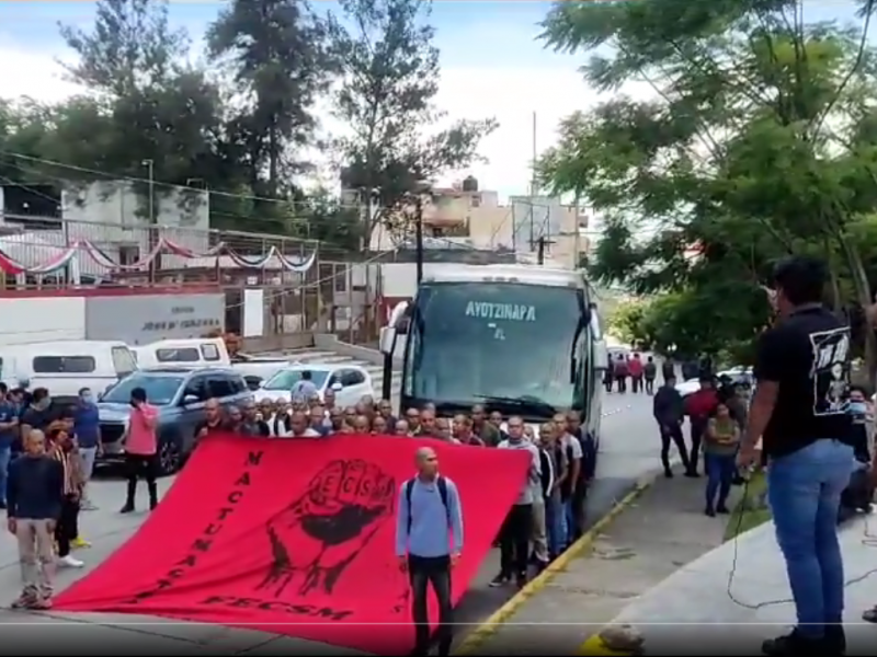 Denuncian normalistas que fueron agredidos por estatales camino a Chilpancingo