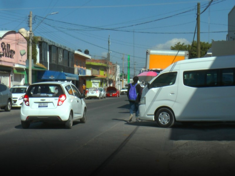 Denuncian obstrucción de banqueta en Avenida Océano Atlántico