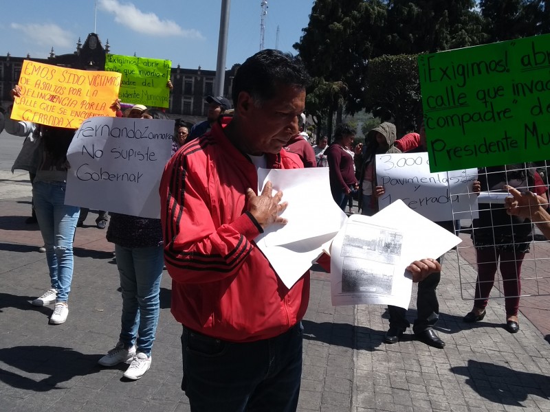 Denuncian obstrucción de calle en San Cristóbal Huichochitlan