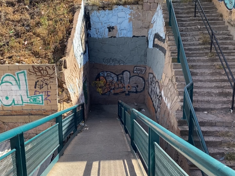 Denuncian orines en puente peatonal, exigen limpieza y mantenimiento adecuado