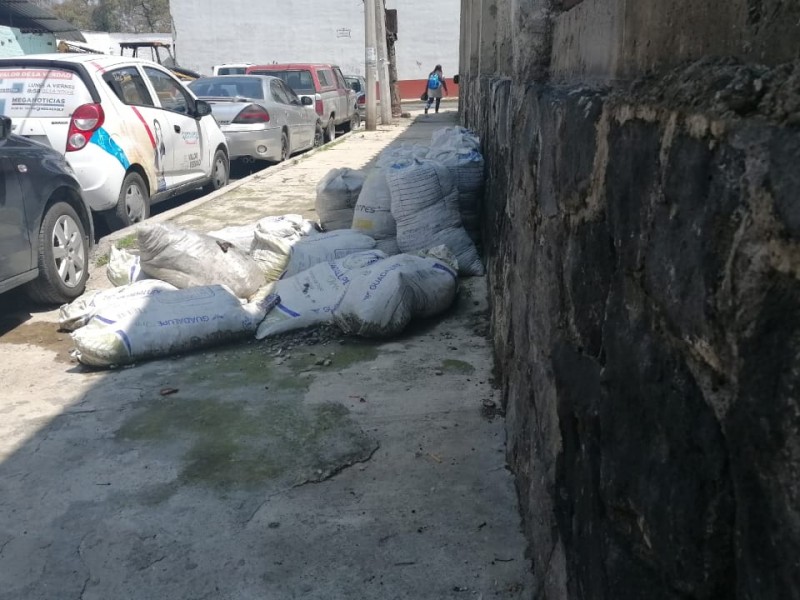 Denuncian peatones obstrucción de banquetas en Santiago Tianguistenco