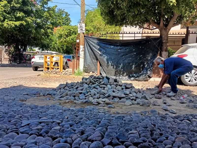 Denuncian peligro por desprendimiento de empedrado en colonia Chapultepec