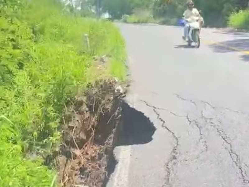 Denuncian peligroso socavón en carretera Colima-Tepames