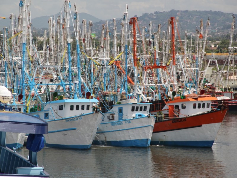 Denuncian pescadores ribereños que los dejaron fuera del empleo temporal