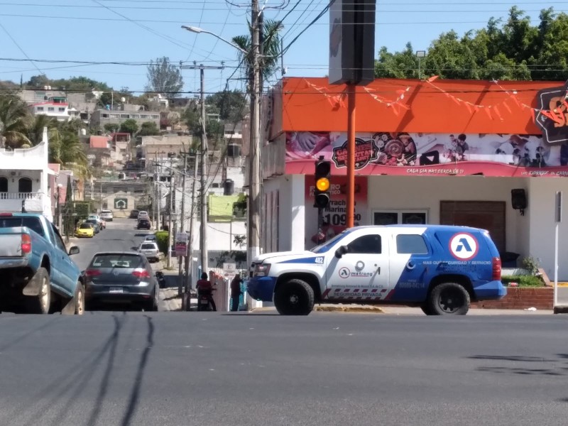 Denuncian poca visibilidad de semáforo en Bucerías e Insurgentes