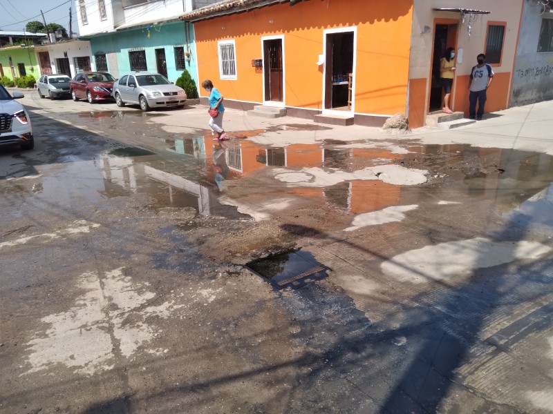 Denuncian posible riesgo sanitario en Tehuantepec, drenaje contamina agua potable