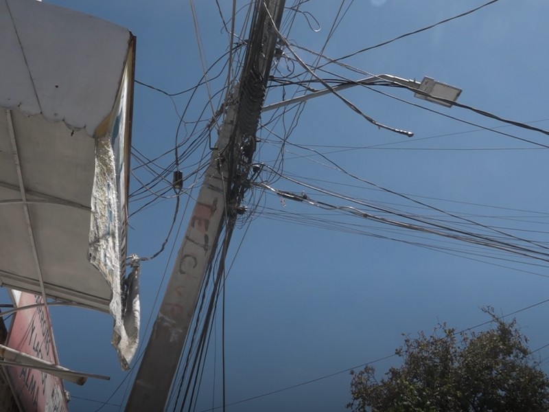 Denuncian poste a punto de caerse en Santa Bernardita