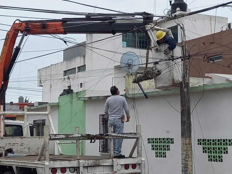 Denuncian poste de CFE a punto de colapsar