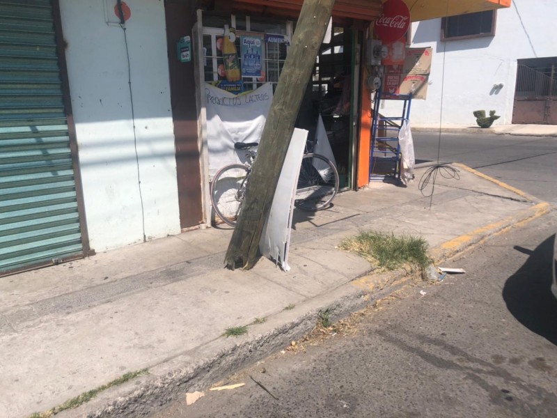 Denuncian poste derribado en Granjas de San Isidro