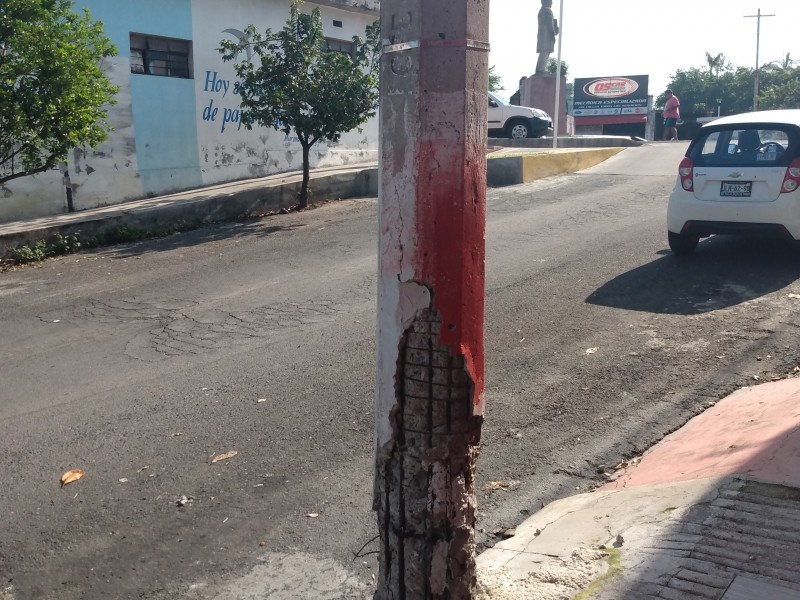 Denuncian poste en mal estado podría provocar accidentes