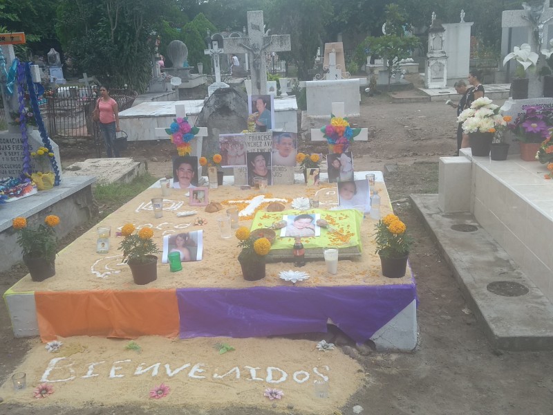 Denuncian precios elevando en ofrendas