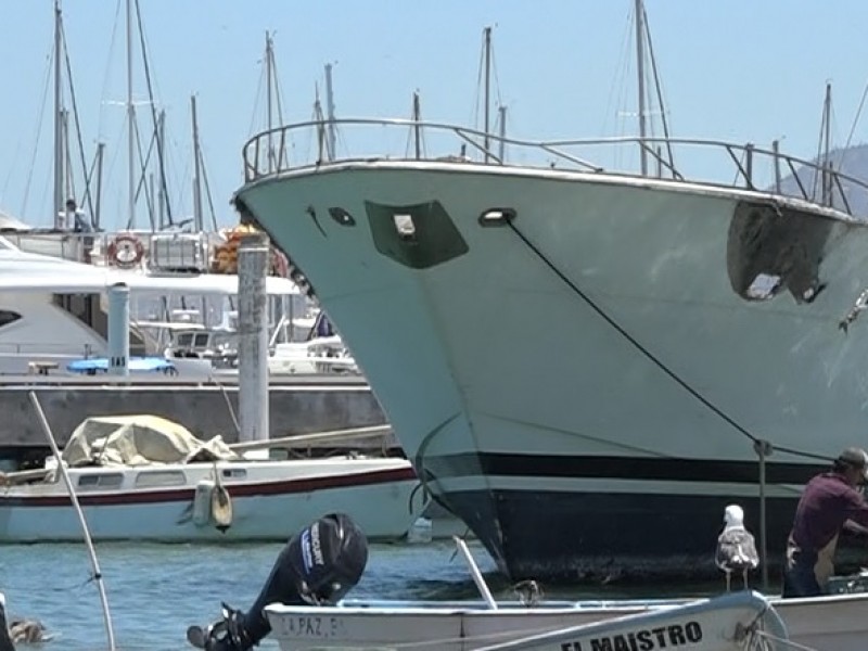 Denuncian presencia de barcos en zona de pesca ribereña