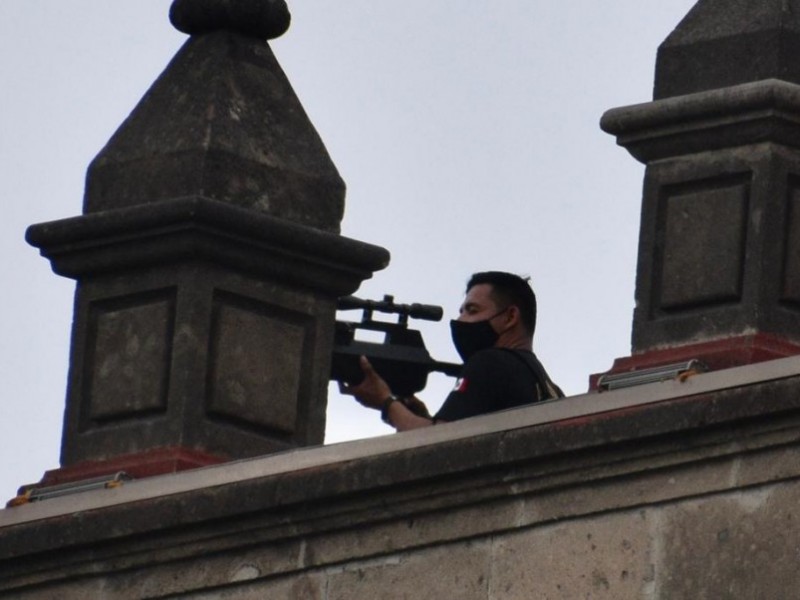 Denuncian presencia de hombres armados en techo de Palacio Nacional