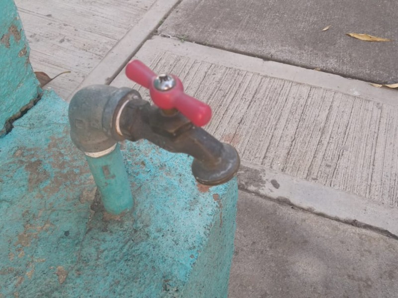 Denuncian problemas con el agua potable