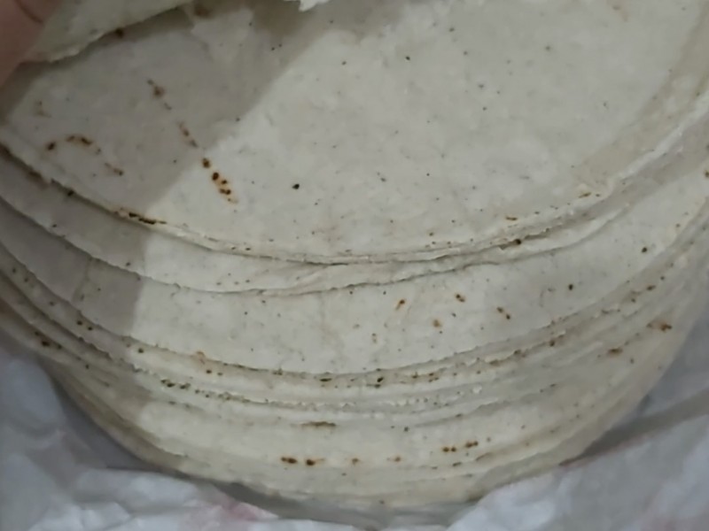 Denuncian que supermercado en Zihuatanejo vende tortillas echadas a perder