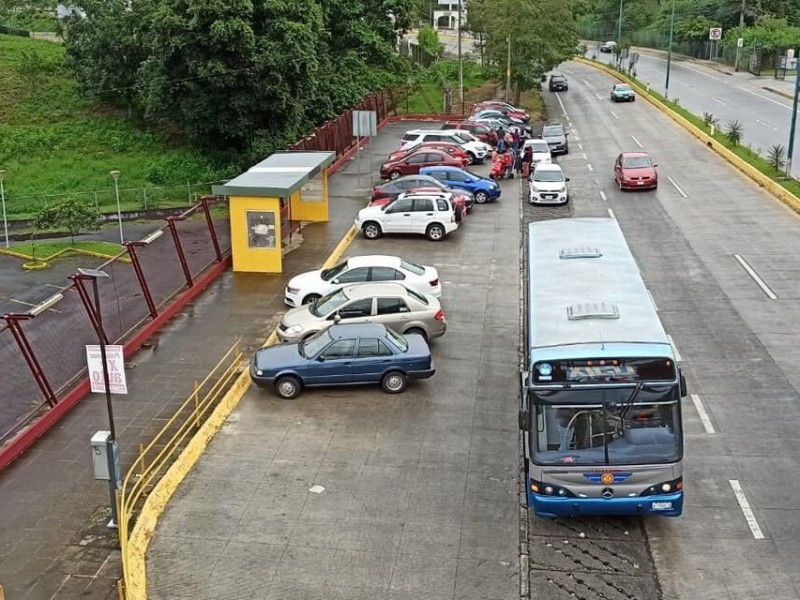 Denuncian que trabajadores de PC Municipal aparcan en zona prohibida