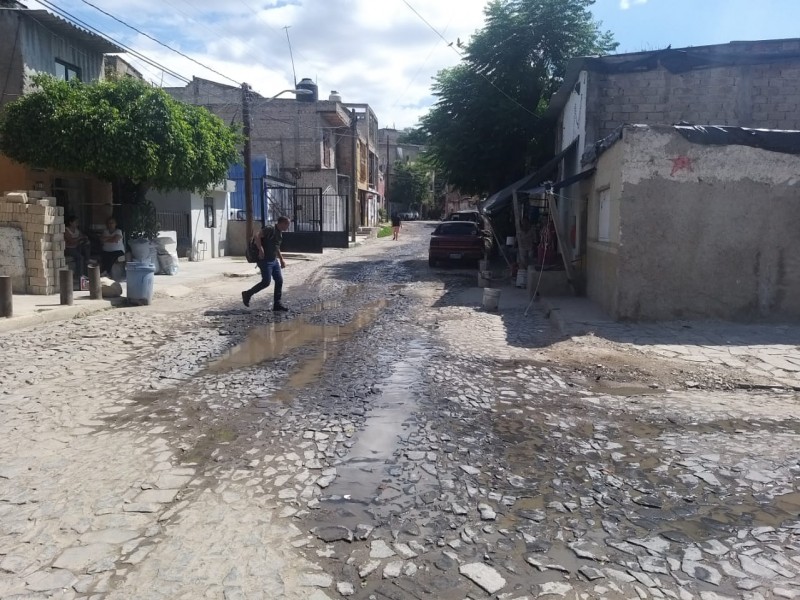 Denuncian río de aguas negras en calle de Tabachines