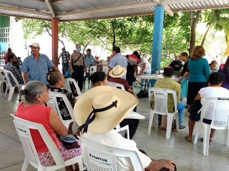 Denuncian robo a adultos mayores en entrega de apoyos