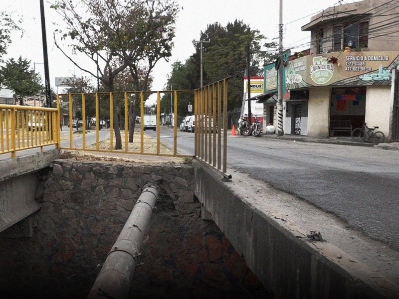 Denuncian robo de barandal en camellón de El Refugio