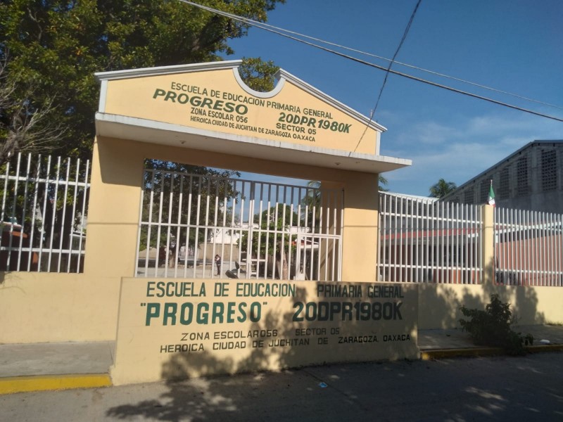 Denuncian robo en la escuela primaria Progreso de Juchitán