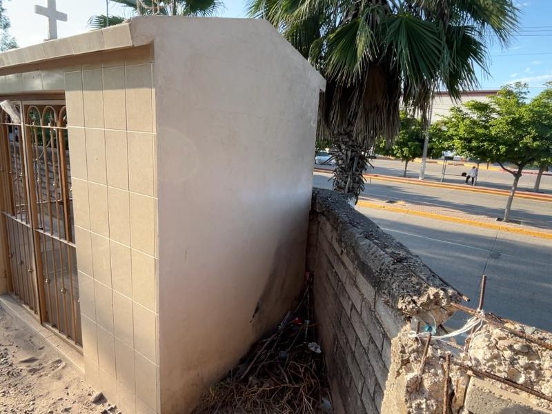 Denuncian severo deterioro de la barda del panteón municipal de Guasave