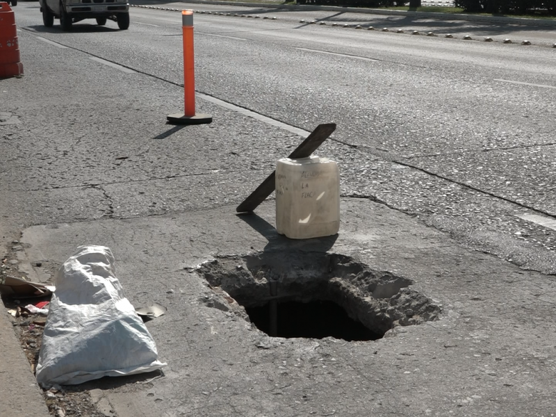 Denuncian socavón sobre bulevar López Mateos y Av. Pradera