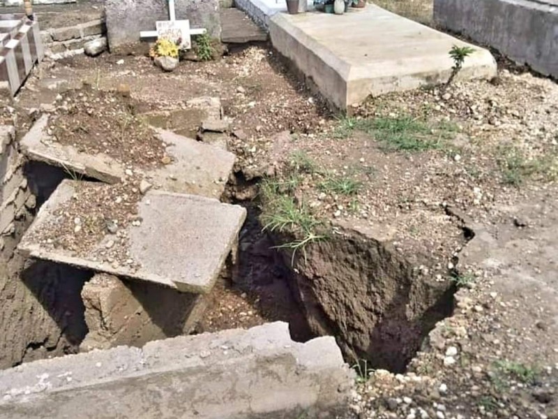 Denuncian socavones y tumbas afectadas en panteón de Xalisco