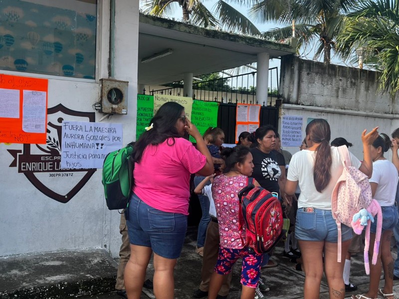 Denuncian supuestos malos tratos de maestra en escuela primaria de Veracruz