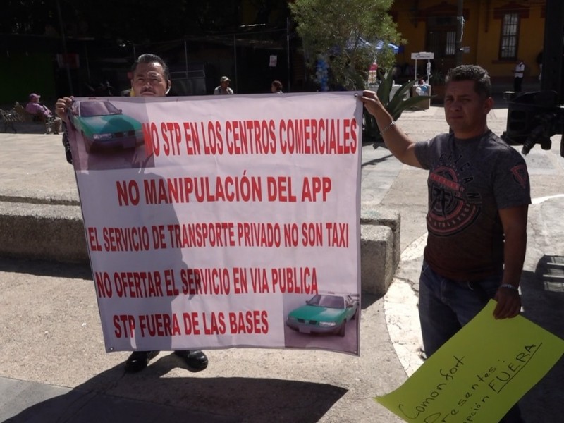 Denuncian taxistas opacidad en ley de movilidad