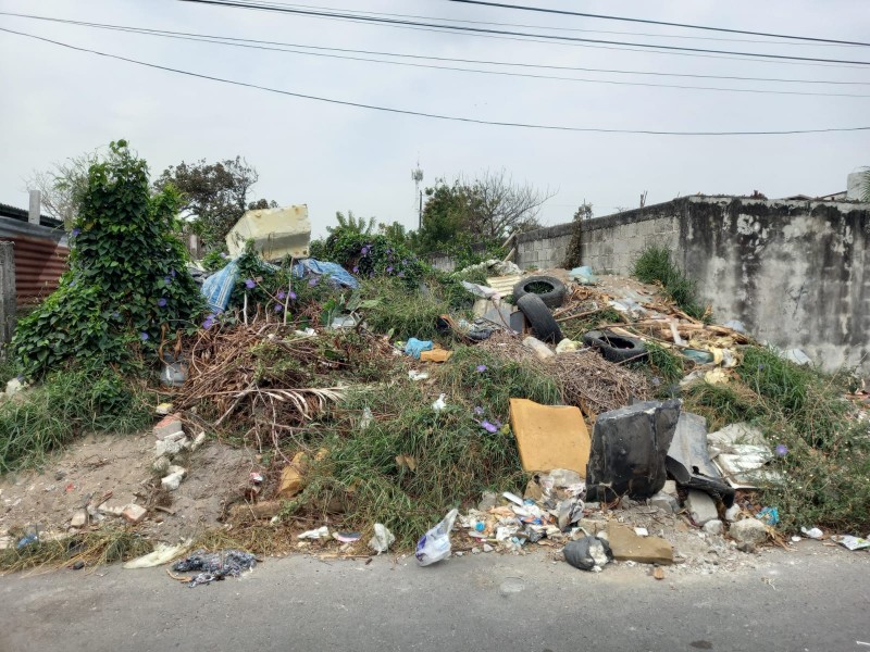 Denuncian terreno en malas condiciones en la colonia Los Reyes